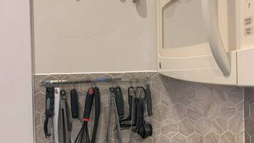 Een koelkast, een magnetron, een oven, een kookplaat