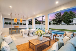 Outdoor dining - Luxe Beach Retreat Walk to Beach Pool Spa, Golf Cart, Game Room & Putting Green (Santa Rosa Beach)