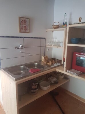 Fridge, cookware/dishes/utensils - Gîte Le Plan - SAINT-MARTIN-DE-LANSUSCLE (SAINT-MARTIN-DE-LANSUSCLE)