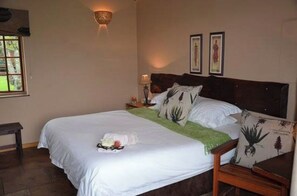 Kahden hengen comfort-huone (yksi tai kaksi sänkyä) | Työpöytä, kannettavalle tietokoneelle sopiva työtila, ilmainen Wi-Fi