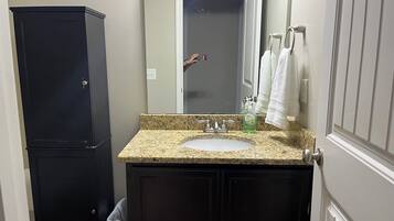 Dusch, hÄrtork, handdukar och toalettpapper