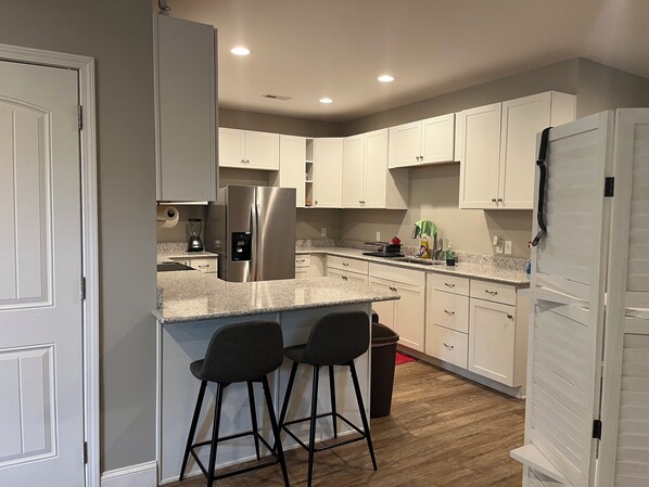 Refrigerador, microondas, horno, placa de cocina