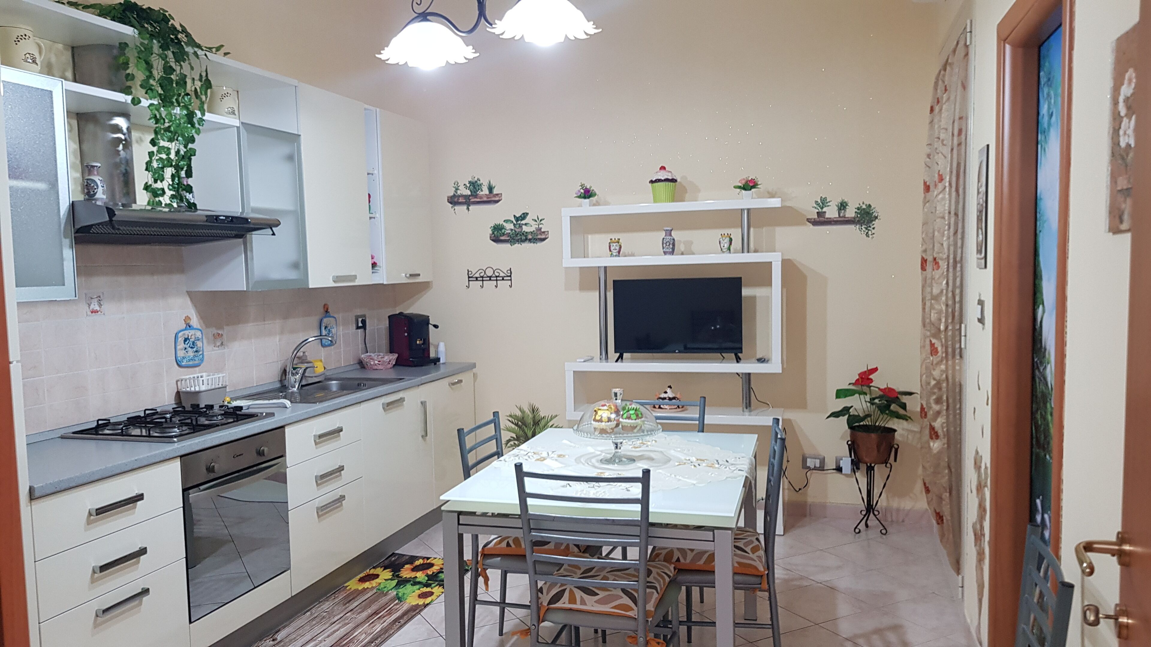 冷蔵庫、電子レンジ、オーブン、コンロ