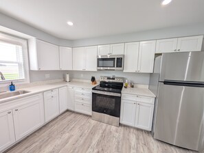 冷蔵庫、電子レンジ、オーブン、コンロ