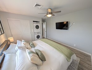 3 bedrooms, iron/ironing board, travel crib, free WiFi - Relaxing River View Stay | Renovated 3BR Home (Fremont)