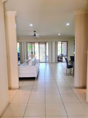 Smart TV - Spacious 4 beds house on the Lake in Eli Waters (Eli Waters)