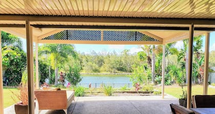 Spacious 4 beds house on the Lake in Eli Waters