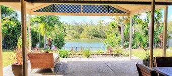 Spacious 4 beds house on the Lake in Eli Waters