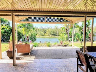 Spacious 4 beds house on the Lake in Eli Waters