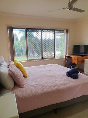 4 bedrooms, iron/ironing board, WiFi, bed sheets