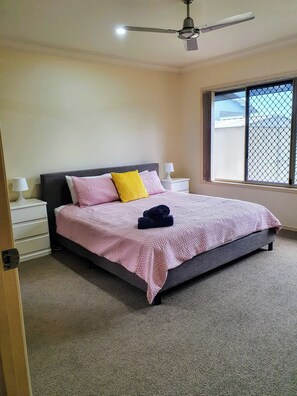 4 bedrooms, iron/ironing board, WiFi, bed sheets