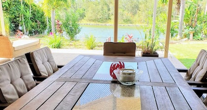 Spacious 4 beds house on the Lake in Eli Waters