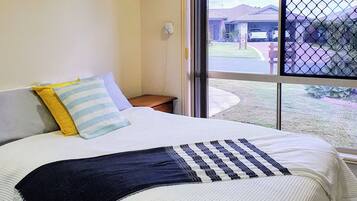 4 bedrooms, iron/ironing board, WiFi, bed sheets