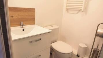 Serviettes fournies, papier toilette