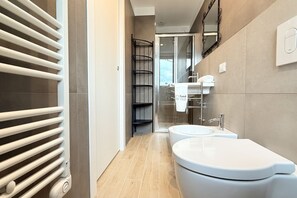 Een douche, een bidet, handdoeken