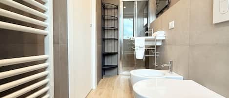 Shower, bidet, towels