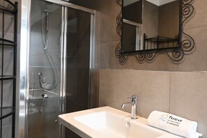 Dusche, Bidet, Handtücher