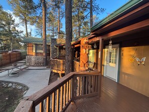 Terrace/patio - Dreaming Tree 1 a fabulous Ruidoso cabin perfect for a couple’s get-a-way (Ruidoso)