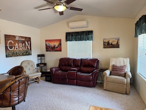 Smart TV, books - Dreaming Tree 1 a fabulous Ruidoso cabin perfect for a couple’s get-a-way (Ruidoso)