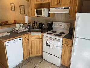 Kühlschrank, Mikrowelle, Herdplatte, Geschirrspüler