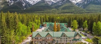 Banff Beautiful Townhouse free parking in front of the house