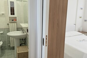 Shower, bidet, towels - P056 – Porto Recanati, comfortable three-room apartment facing (Porto Recanati)
