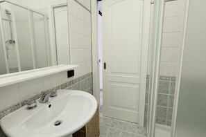 Shower, bidet, towels - P056 – Porto Recanati, comfortable three-room apartment facing (Porto Recanati)