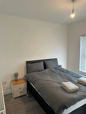4 habitaciones, tabla de planchar con plancha, wifi y ropa de cama 