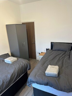 Iron/ironing board, WiFi, bed sheets