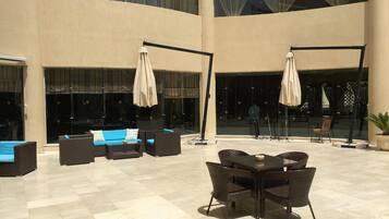 5 bars/lounges, beach bar