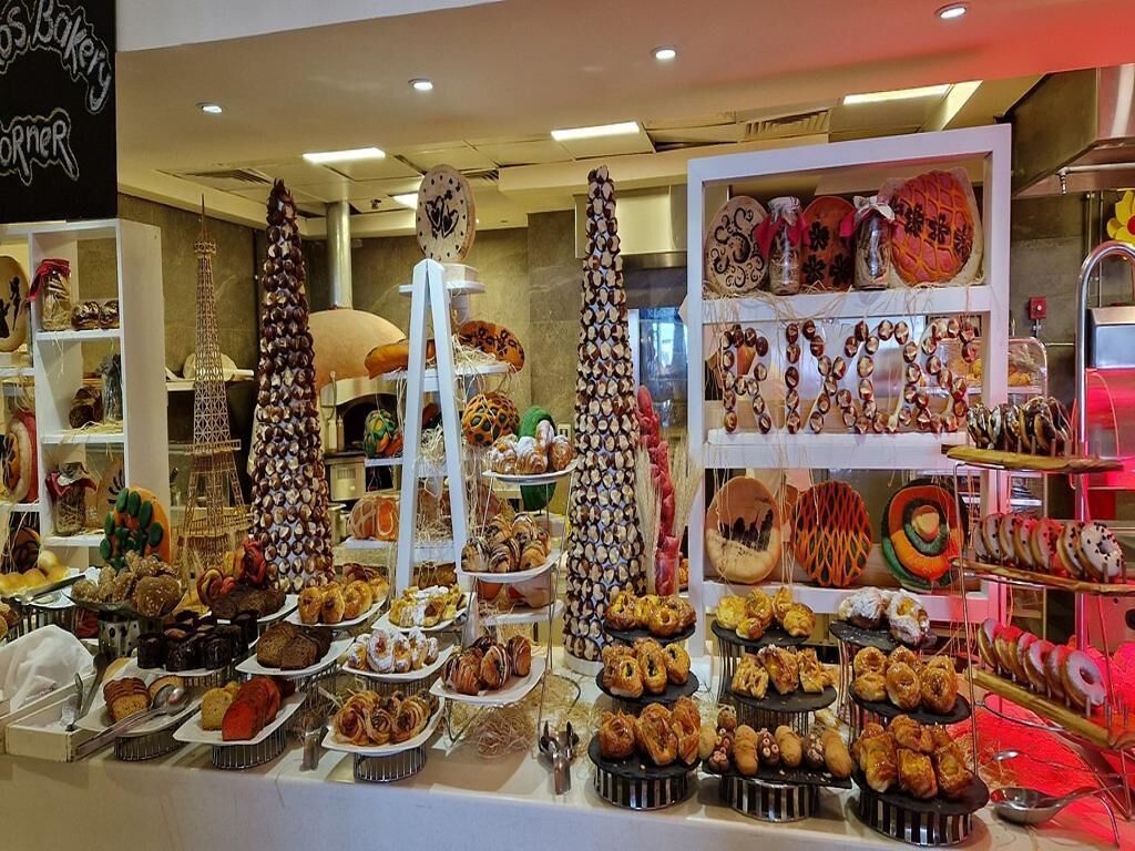Una vitrina de pastelería con diversos pasteles y productos horneados.