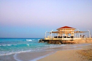 Playa privada y bar en la playa
