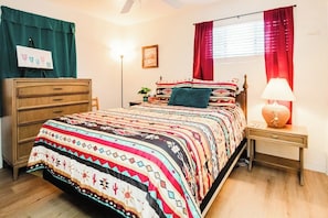 2 makuuhuonetta, työpöytä, silitysrauta/-lauta, ilmainen Wi-Fi