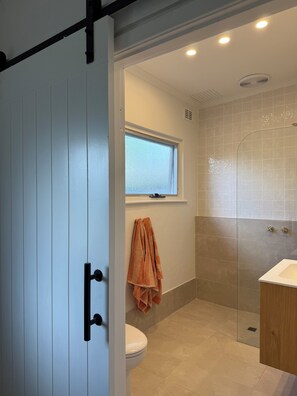 Dusj, hårføner, håndklær og såpe