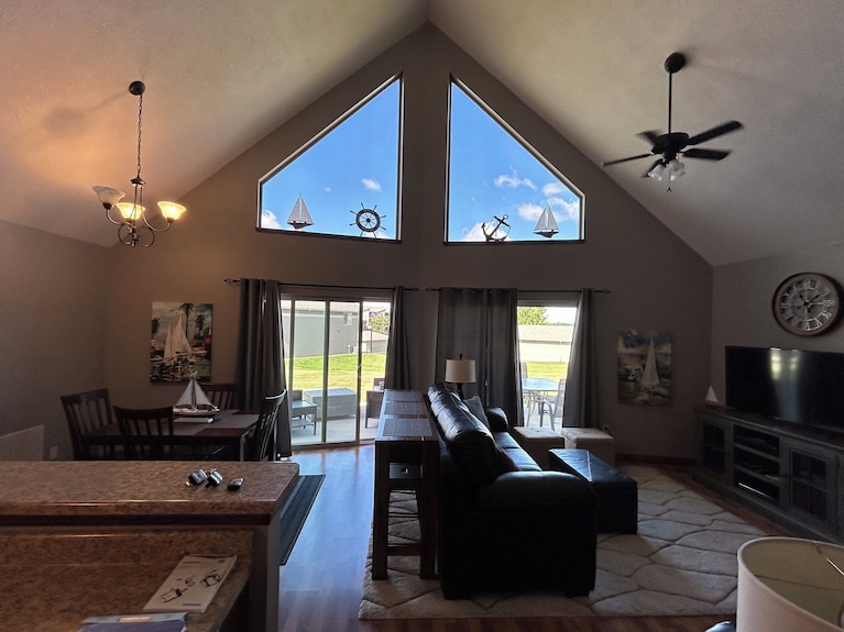 Charming 2-bedroom W/loft Cabin With Ac, Wifi In Serene Arnolds Park/bridges Bay - Okoboji, IA