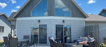 Charming 2-bedroom w/loft cabin with AC, WiFi in serene Arnolds Park/Bridges Bay