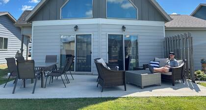 Charming 2-bedroom w/loft cabin with AC, WiFi in serene Arnolds Park/Bridges Bay