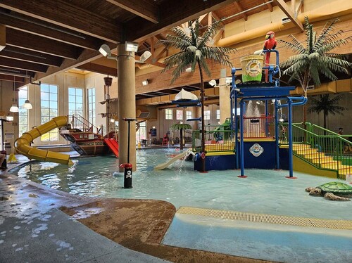 Charming 2-bedroom w/loft cabin with AC, WiFi in serene Arnolds Park/Bridges Bay