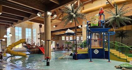 Charming 2-bedroom w/loft cabin with AC, WiFi in serene Arnolds Park/Bridges Bay