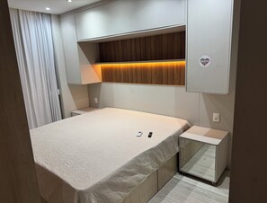 2 bedrooms, desk, iron/ironing board, WiFi