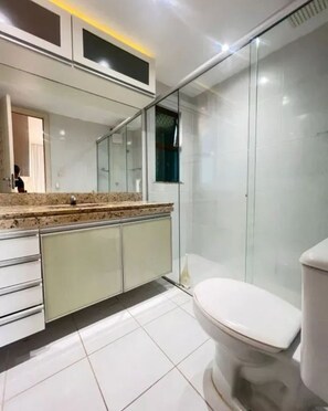 Dusche, Haartrockner, Handtücher, Seife
