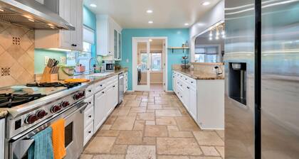 4-bdrm house, 2 miles from Beach-Pet Friendly-HotTub-Playroom-Playground-Heat/AC