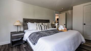 2 habitaciones, escritorio, tabla de planchar con plancha y wifi