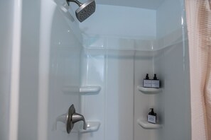 Douche, séchoir à cheveux, serviettes fournies, savon