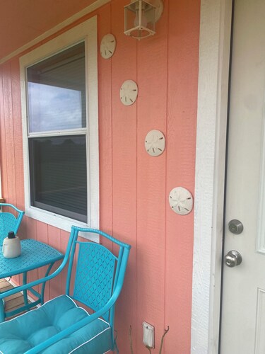 Custom built cool cabin with AC in Holiday Beach. Not a converted shed.