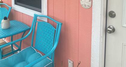 Custom built cool cabin with AC in Holiday Beach. Not a converted shed.