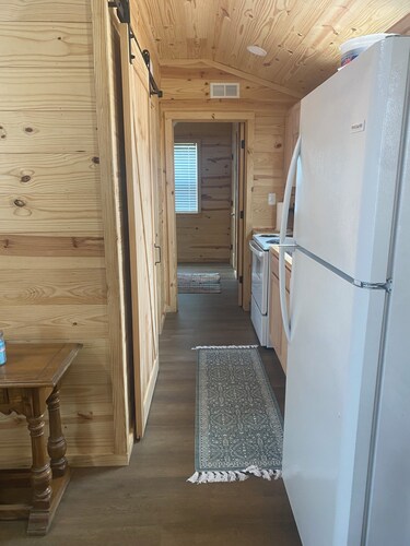 Custom built cool cabin with AC in Holiday Beach. Not a converted shed.
