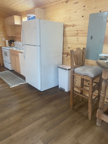 Custom built cool cabin with AC in Holiday Beach. Not a converted shed.