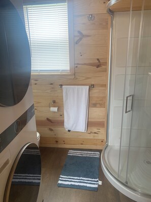 Toallas, jabón, shampoo, papel de baño 