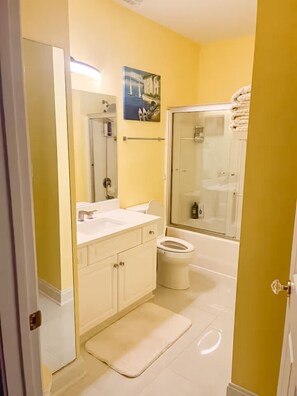 Een douche, een haardroger, een bidet, handdoeken